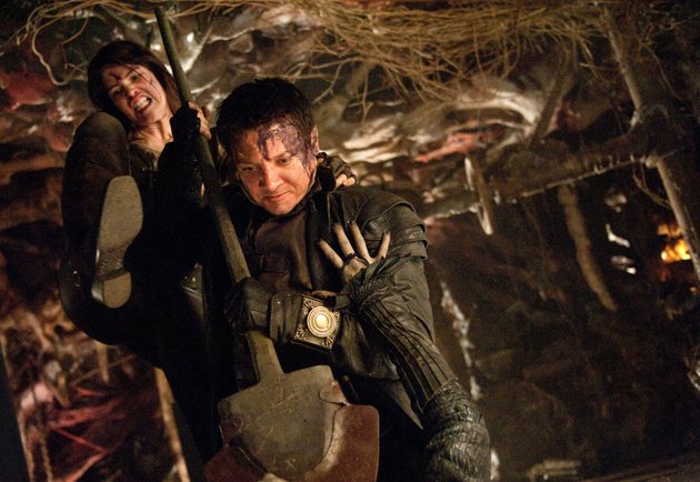Gemma-Arterton-and-Jeremy-Renner-in-Hansel-and-Gretel-Witch-Hunters-2013-Movie-Image