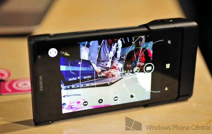 Nokia_Lumia_1020_Camera_Grip