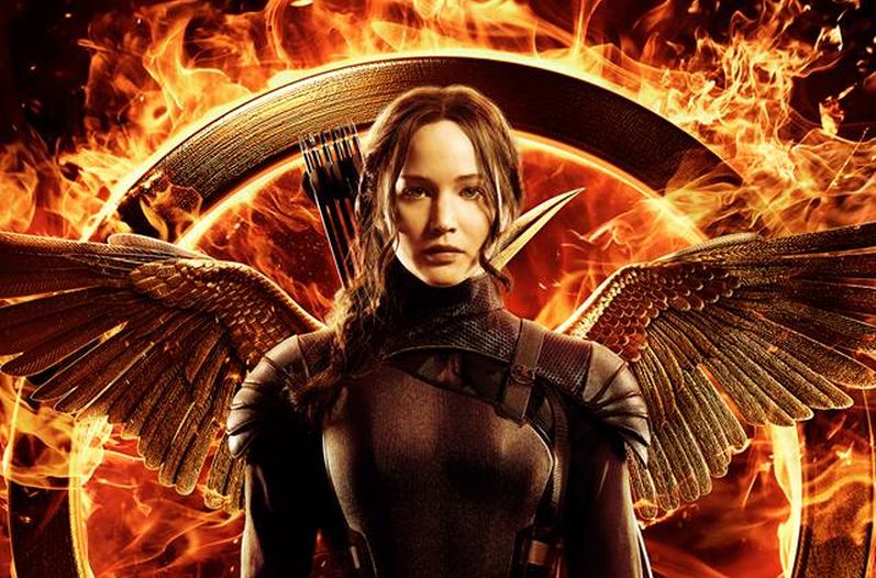 Dato curioso: Es el primer poster de la saga donde Katniss NO apunta con una flecha
