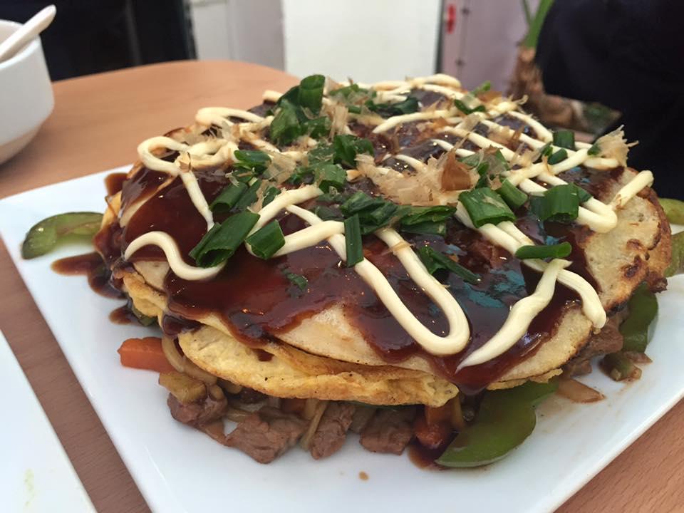 Okonomiyaki estilo Hiroshima J'Cafe